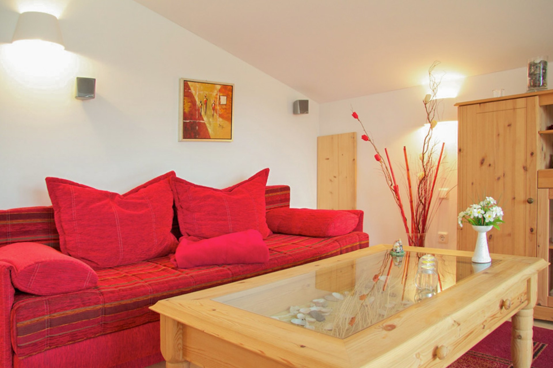 Lotti – Rotes Sofa im Wohnbereich