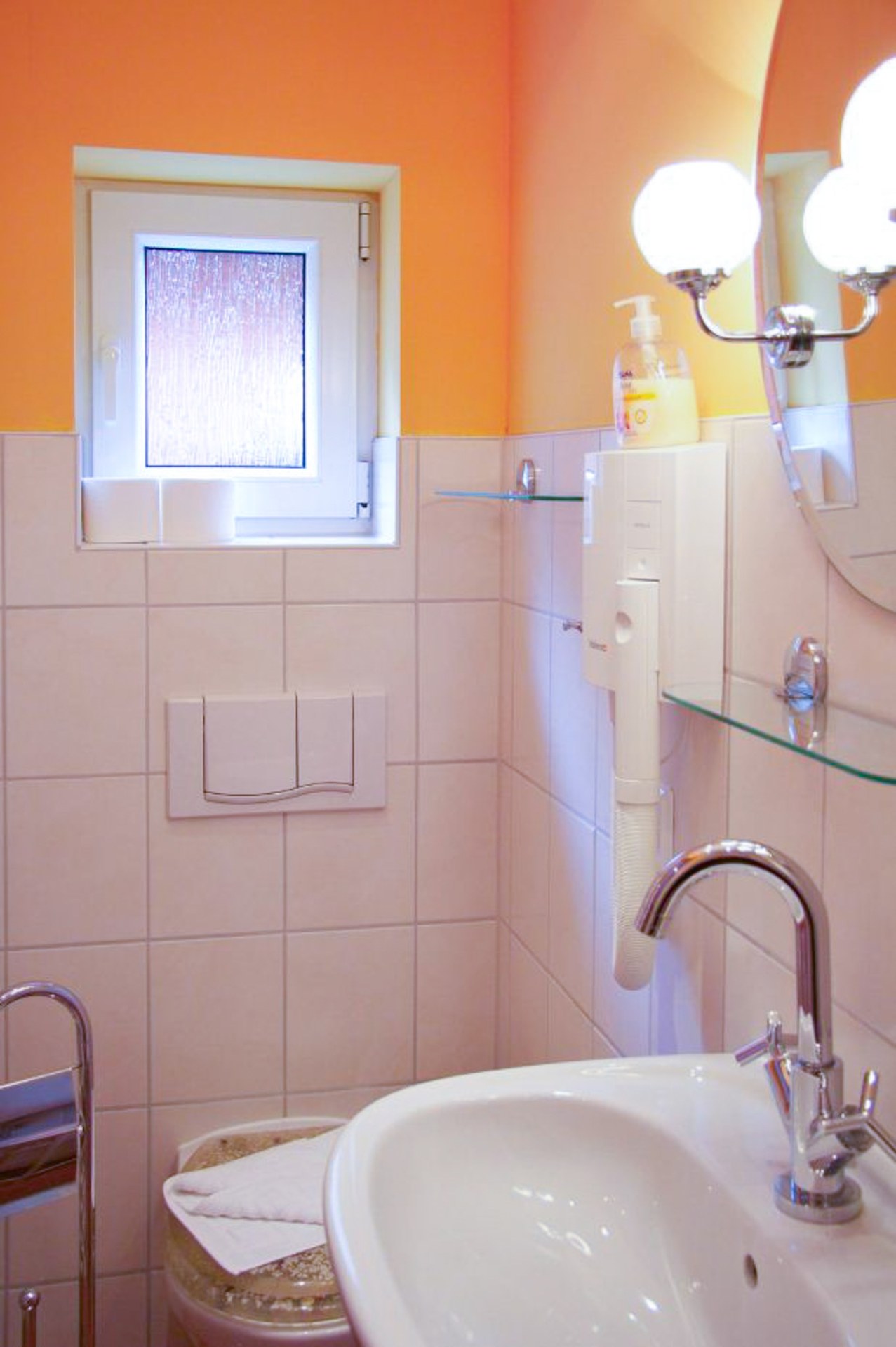 Lotti – Badezimmer mit Waschbecken