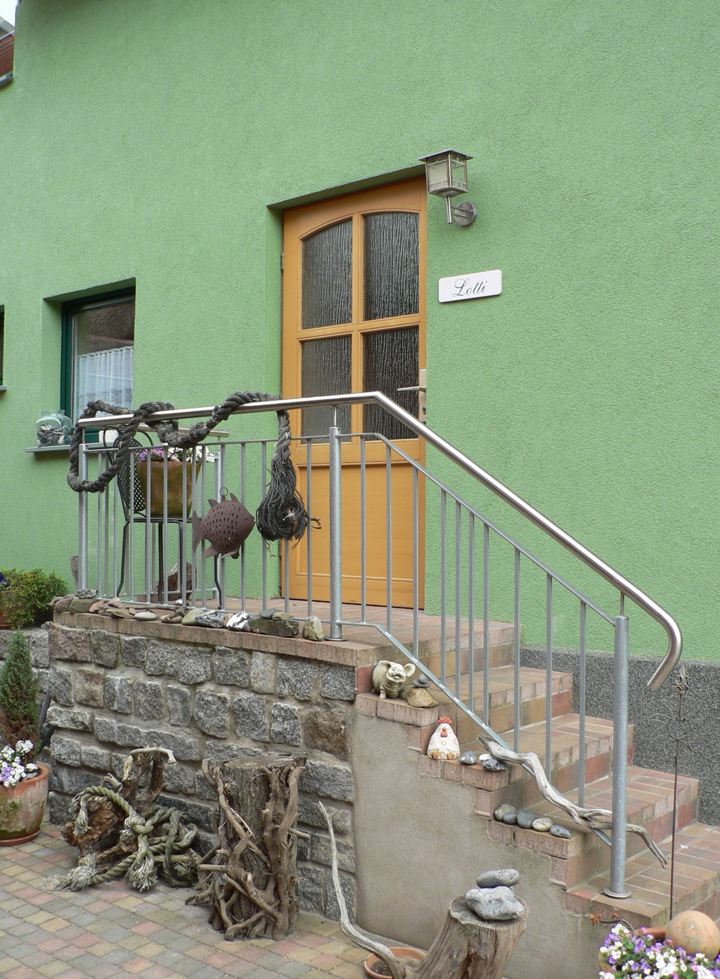 Lotti – Außeneingang mit Treppe